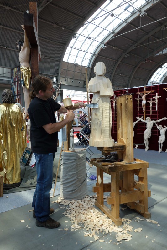 SacroExpo 2015 - pokaz rzeźbienia w drewnie 