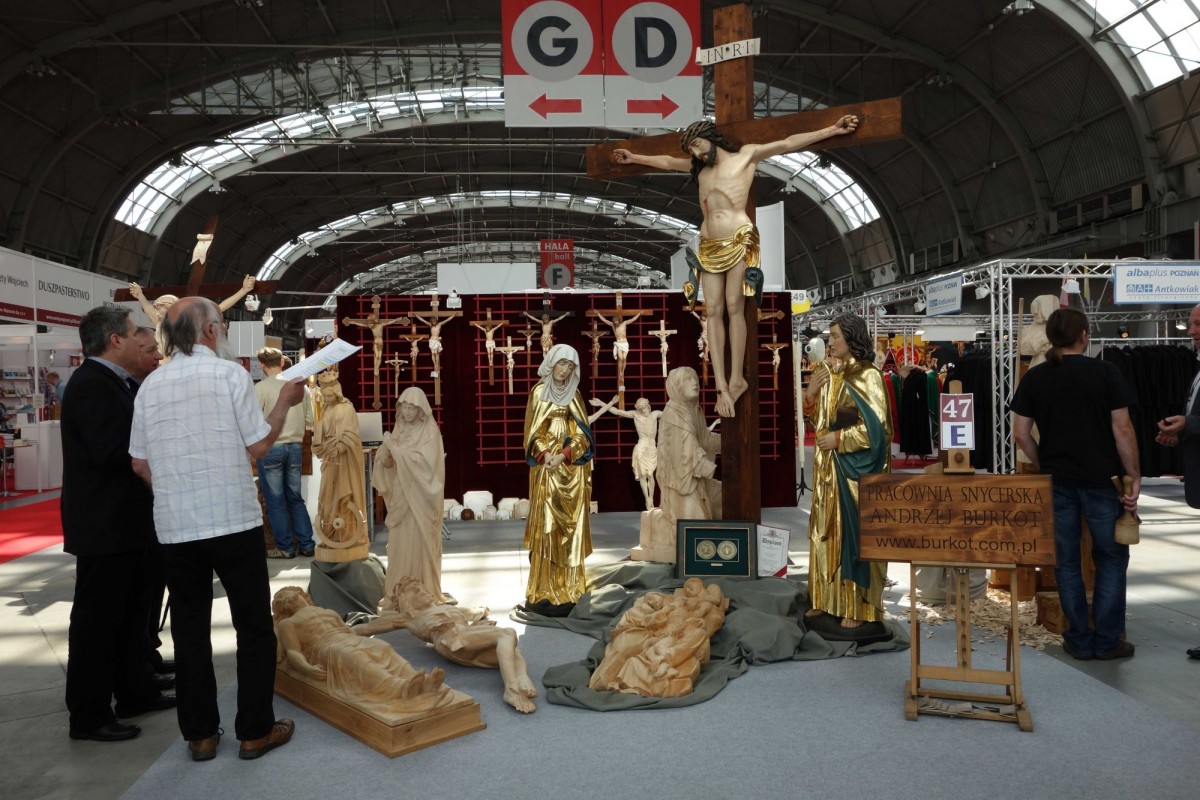 SacroExpo 2015 - drewniany krucyfiks ołtarzowy stojący