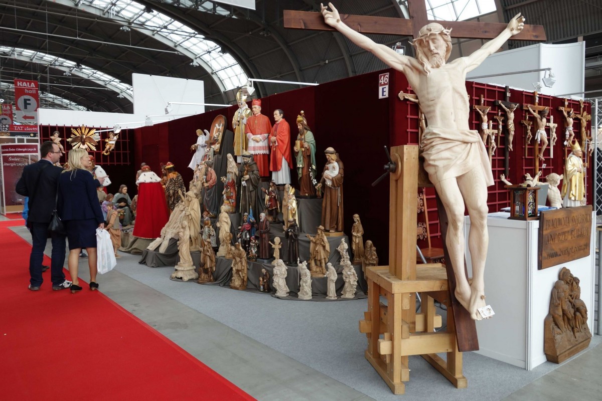 SacroExpo 2015 - drewniany krucyfiks ołtarzowy na ścianę