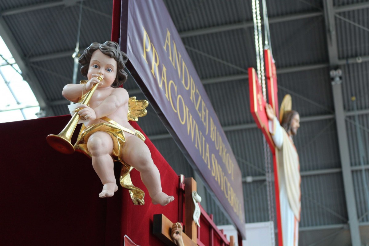 Drewniana figurka aniołka z trąbą do szopki bożonarodzeniowej - Andrzej Burkot Pracownia Snycerska - SACROEXPO 2017