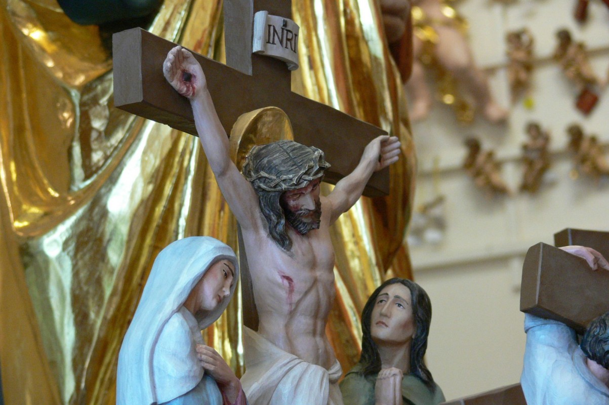 Stacje drogi krzyżowej do kościoła - Stacja XII: Jezus umiera na krzyżu - płaskorzeźby drewniane Andrzej Burkot