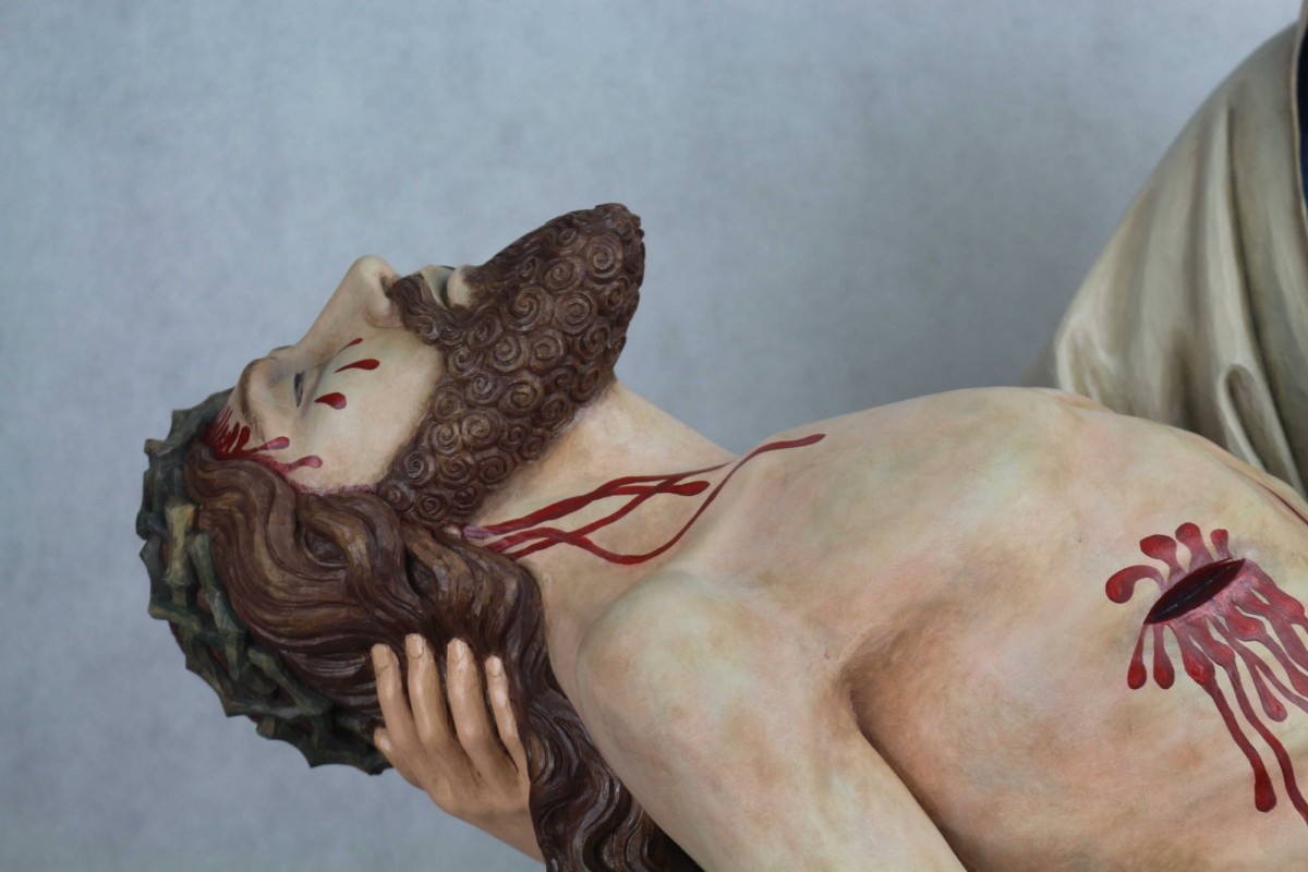 Pieta - figura wykonana w drewnie lipowym