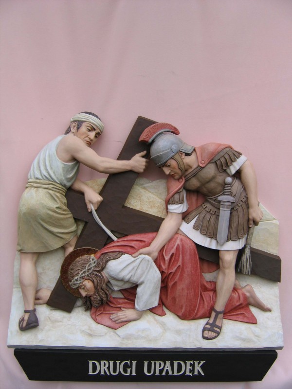 Stacja drogi krzyżowej  - drugi upadek - płaskorzeźba w drewnie