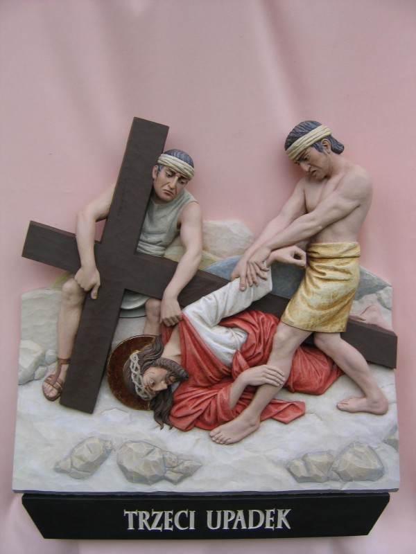 Stacja drogi krzyżowej - trzeci upadek - płaskorzeźba w drewnie