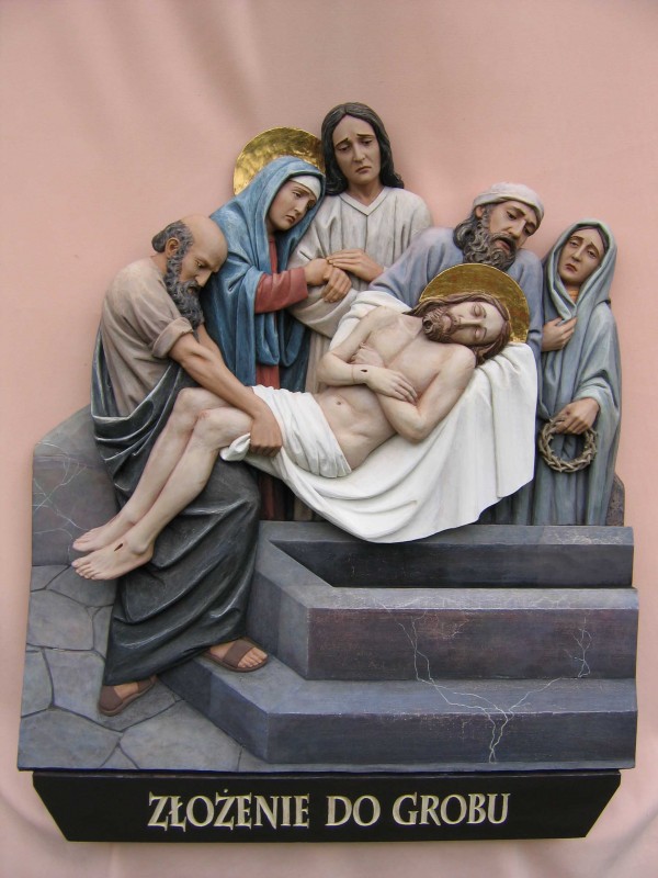 Stacja drogi krzyżowej - Jezus złożony do grobu - płaskorzeźba w drewnie