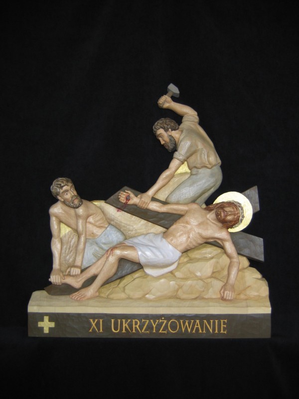 XI stacja drogi krzyżowej - Jezus przybity do krzyża - płaskorzeźba, figura, rzeźba w drewnie
