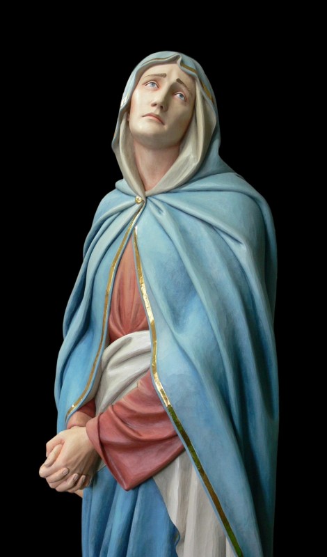 Rzeźba drewniana przedstawiająca postać Matki Bożej