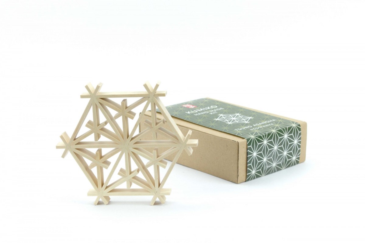 Podkładka kumiko do samodzielnego montażu zapakowana w pudełko z ozdobną opaską