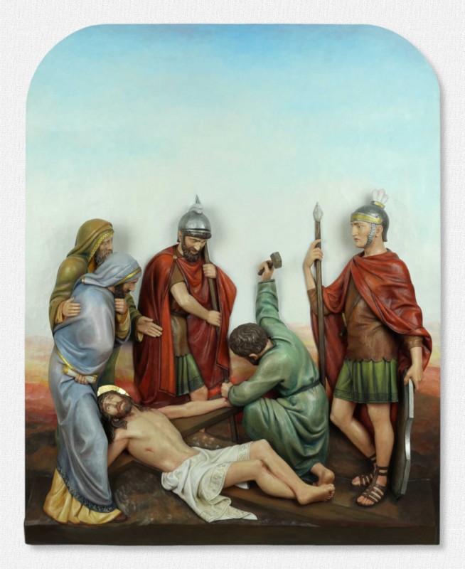 Stacje Drogi Krzyżowej - Stacja 11 - Jezus przybity do krzyża - rzeźba sceny