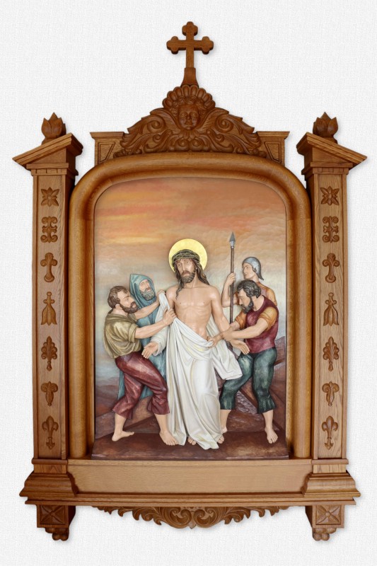 Stacja 10 - Jezus z szat obnażony - rzeźba