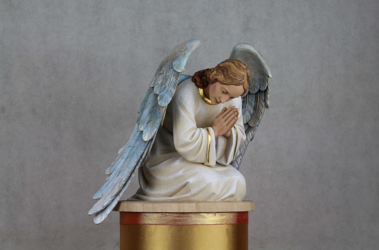 Anioł - figura ręcznie rzeźbiona
