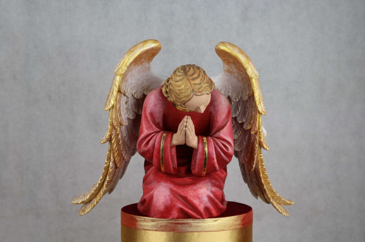 Polichromowany anioł - rzeźba sakralna wykonana w drewnie lipowym